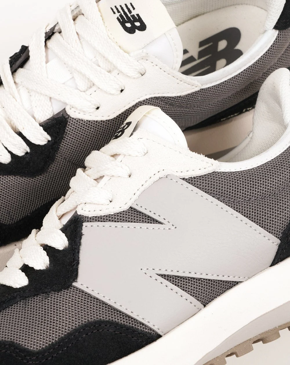 New Balance 327 Trainers Black/Grey - Image 3