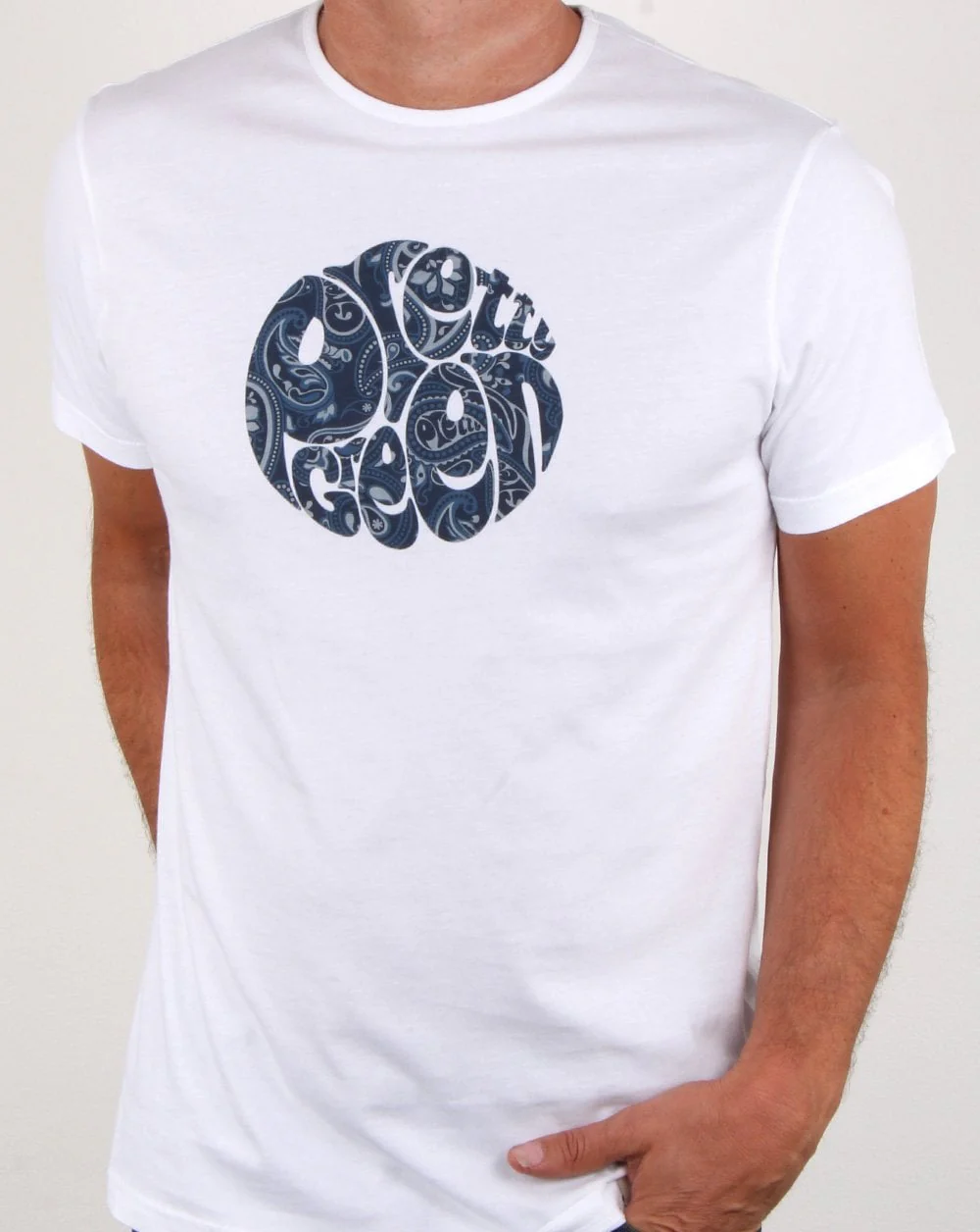 Pretty Green Thornley Paisley Logo T Shirt White/navy - Image 4